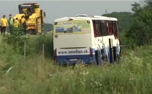 Cinci morţi şi 23 de răniţi în Serbia, după ce un autocar cu turişti slovaci a ieşit de pe o austostradă