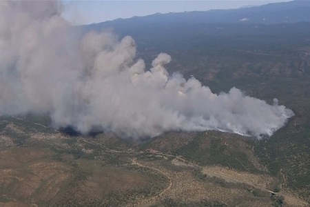 Mii de oameni evacuaţi în sud-vestul Statelor Unite, unde incendiile de vegetaţie fac ravagii