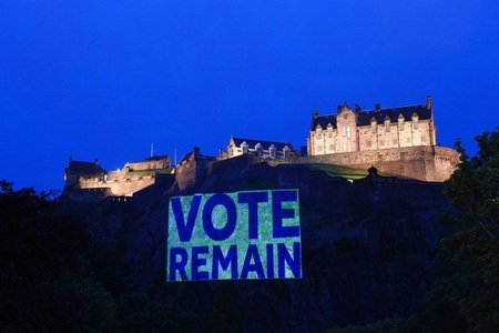 Clădiri-simbol din Marea Britanie şi din alte ţări, luminate în culorile drapelului britanic, înainte de referendum