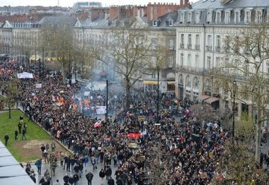 Câteva mii de persoane protestează la Paris faţă de reformele de pe piaţa muncii; poliţia a arestat 85 de oameni