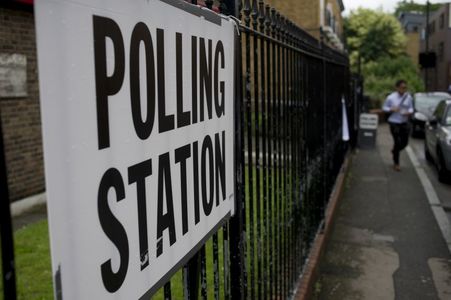 Un bărbat a fost înjunghiat în faţa unei secţii de vot din Marea Britanie