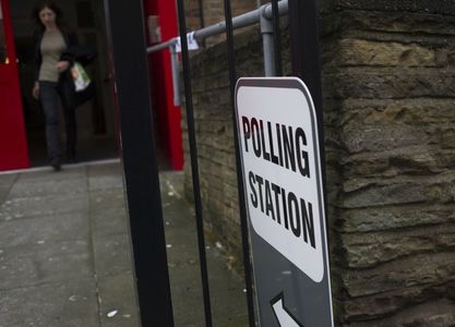REFERENDUM Marea Britanie: Secţiile de vot s-au închis după 15 ore de alegeri. Sondajul YouGov: Un uşor avans al taberei pro-UE, care a strâns 52% din preferinţele britanicilor