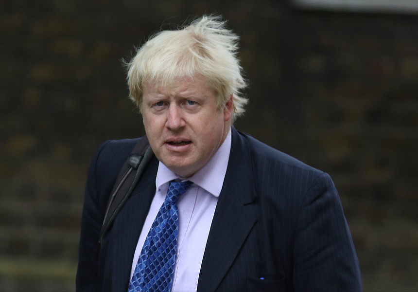 Boris Johnson, huiduit la plecarea de acasă, după referendum