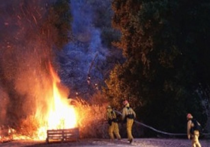 Cel puţin doi morţi şi 80 de case distruse în incendii de vegetaţie, în California