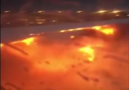 Un avion care zbura spre Milano a luat foc pe pistă. VIDEO