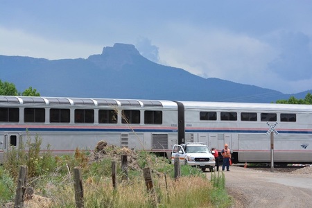 Cel puţin cinci morţi, după ce un tren a lovit un microbuz, în SUA