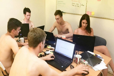 Mai mulţi belaruşi s-au fotografiat dezbrăcaţi la birou, la îndemnul lui Lukaşenko. FOTO
