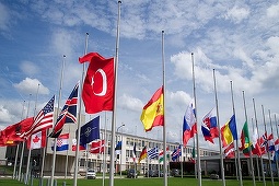 NATO a coborât în bernă drapelele statelor membre, după atentatul de la Istanbul