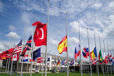 NATO a coborât în bernă drapelele statelor membre, după atentatul de la Istanbul