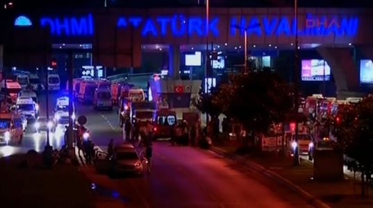 Cel puţin unul dintre autorii atentatului de la Istanbul ar fi străin;13 persoane au fost reţinute în legătură cu atacul