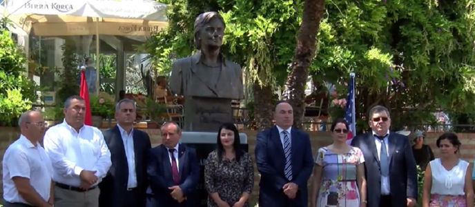 Un oraş din sudul Albaniei dezveleşte o statuie a lui Hillary Clinton