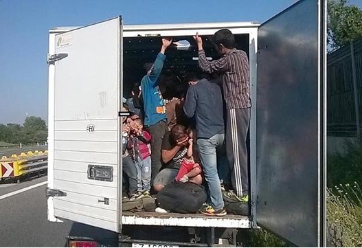 Procurorii maghiari au inculpat doi cetăţeni români, pentru că au lăsat 100 de migranţi încuiaţi în remorca unui camion