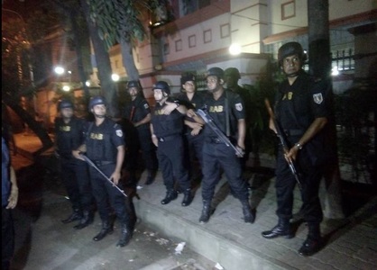 Aproximativ 20 de persoane ţinute ostatice în cafeneaua din Dacca, doi poliţişti ucişi