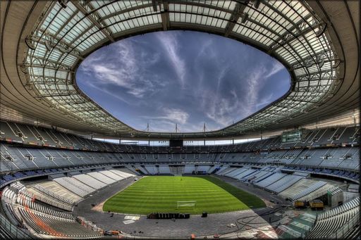 O maşină staţionată în apropiere de Stade de France, detonată "controlat" înaintea meciului Franţa-Islanda. VIDEO