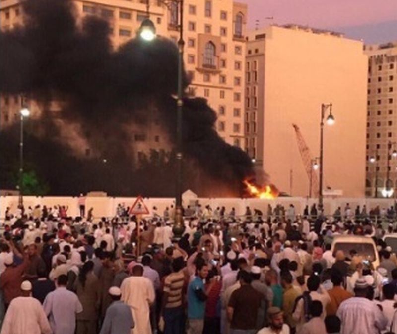 Arabia Saudită: Trei morţi după ce un atacator sinucigaş s-a detonat în apropierea moscheii principale din Medina. O altă explozie a avut loc în oraşul Qatif. VIDEO