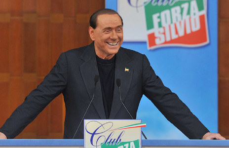 Berlusconi denunţă "o foarte gravă carenţă de lideri" la externare şi pleacă două luni în convalescenţă la Arcore
