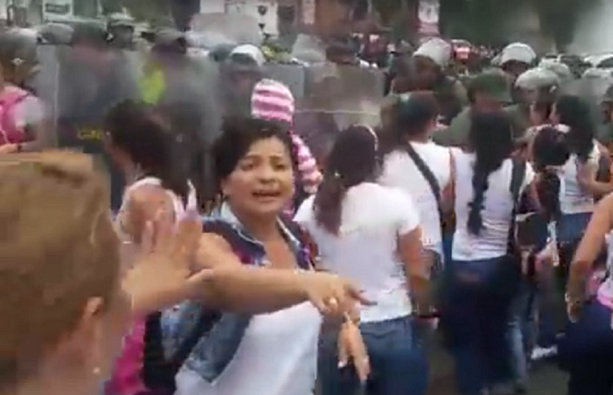 Sute de femei din Venezuela au trecut cu forţa frontiera în Columbia, pentru a cumpăra mâncare