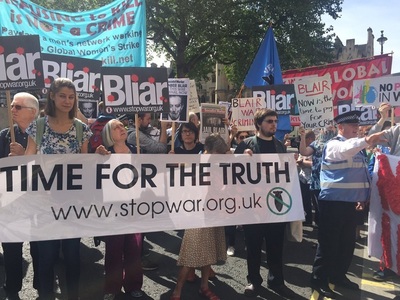 Protest în faţa clădirii unde este publicat raportul Chilcot privind intervenţia Marii Britanii în Irak