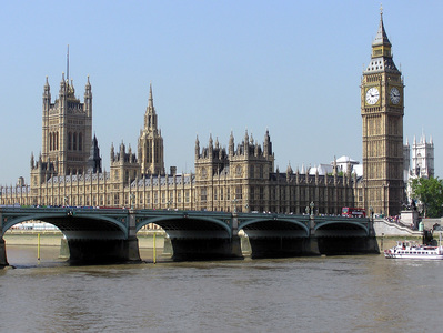 Autorităţile britanice au închis accesul în zone din clădirea Parlamentului, după descoperirea unui pachet suspect