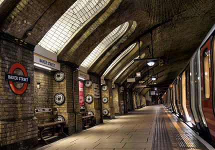 Autorităţile britanice au evacuat o staţie de metrou londoneză după o alertă de securitate. FOTO