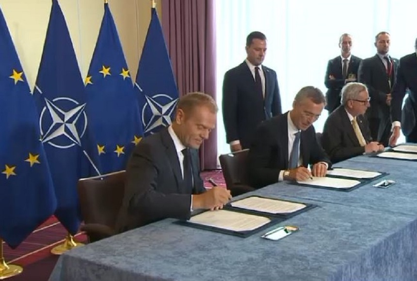 UE şi NATO au semnat o declaraţie pentru aprofundarea parteneriatului, în special în domeniul războiului hibrid