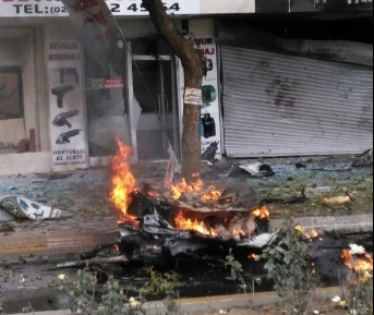 Turcia: Două persoane decedate, după ce o maşină-capcană a militanţilor kurzi a explodat lângă un avanpost militar turc