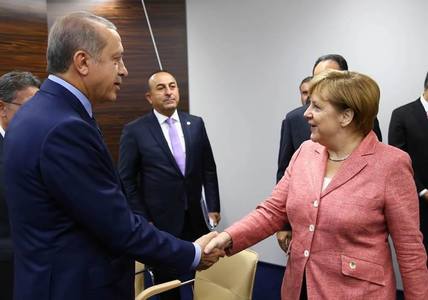 Merkel şi Erdogan au purtat prima discuţie privată după scandalul diplomatic generat de recunoaşterea genocidului armean 