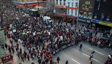 SUA: Zeci de persoane arestate, după ce protestele faţă de brutalitatea poliţiei au acaparat oraşele americane