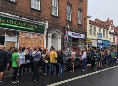 Peste o sută de britanici au luat parte la un miting de solidaritate, în faţa magazinului românesc incendiat în Norwich pe fondul atitudinilor rasiste