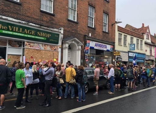 Peste o sută de britanici au luat parte la un miting de solidaritate, în faţa magazinului românesc incendiat în Norwich pe fondul atitudinilor rasiste