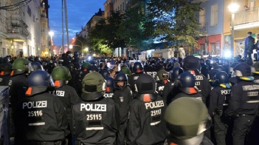 Peste 120 de poliţişti răniţi uşor la Berlin, la proteste violente faţă de evacuarea unui imobil ocupat ilegal; 86 de persoane au fost reţinute