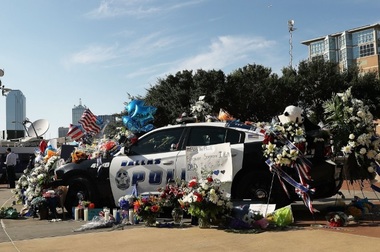 Atacatorul din Dallas pregătea un atac cu bombă devastator, afirmă autorităţile şi îndeamnă la calm după 200 de arestări