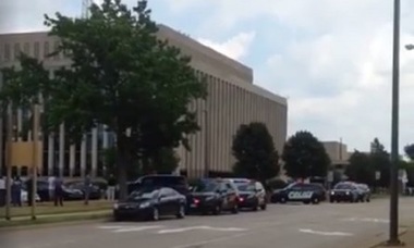 Un deţinut a ucis doi grefieri într-un tribunal din Michigan, după care a fost împuşcat mortal de poliţie