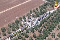 UPDATE: Două trenuri s-au ciocnit în sudul Italiei: bilanţul accidentului feroviar a crescut la 20 morţi. Majoritatea victimelor sunt studenţi şi navetişti - FOTO