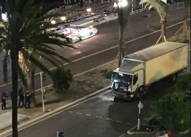 Hollande a convocat un consiliu restrâns de securitate la Elysee; drapelele din Paris vor fi coborâte în bernă