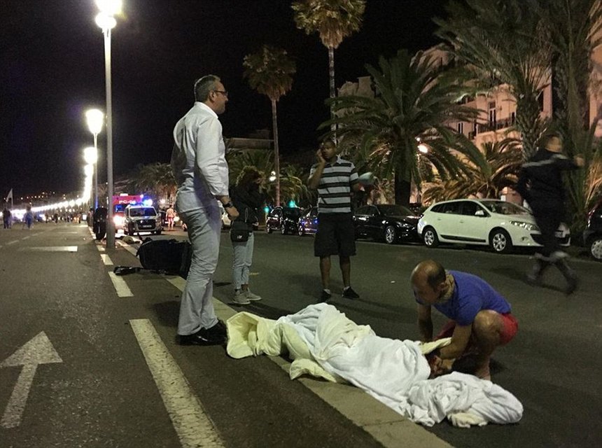 Nu exista nici un dispozitiv de securitate pe Promenade des Anglais când camionul a intrat în mulţime, spune un martor