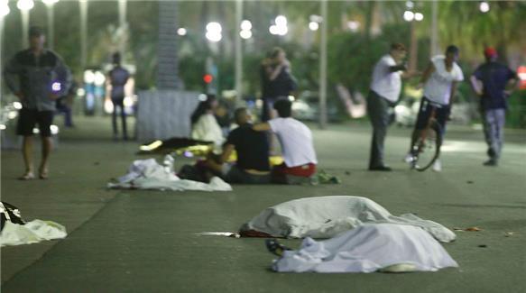 La Promenade des Anglais, bulevardul unde a avut loc atacul soldat cu 84 de morţi de joi seară, a fost închis