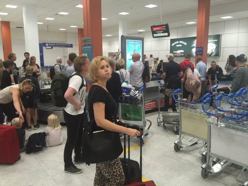 Aeroportul din Nisa, evacuat în urma unei alerte cu bombă - FOTO, VIDEO