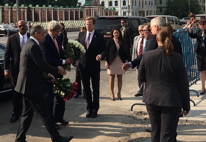 Kerry şi Lavrov au depus flori şi au adus un omagiu victimelor atacului de la Nisa la Ambasada Franţei din Moscova