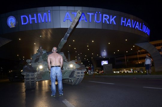 Turcii au ieşit în stradă (Foto: Twitter)