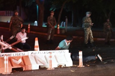 Presupuşi susţinători AKP au decapitat un militar la Istanbul. FOTO