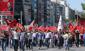 Sute de oameni fluturând drapele turce s-au strâns în faţa Parlamentului de la Ankara pentru a protesta faţă de puci. FOTO