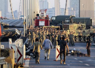 Autorităţile turce arestează alţi peste 100 de judecători şi alţi 60 de militari pentru o presupusă implicare în puci