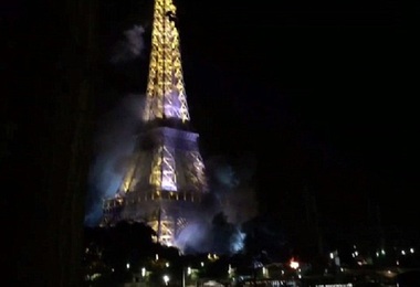 ISIS susţine că incendiul de la Turnul Eiffel, de Ziua Bastiliei, a fost un atac comis de jihadişti. Avertisment către Occident: “Vom ajunge în casele voastre, în vacanţe şi la petreceri, omorându-vă şi arzându-vă”. VIDEO