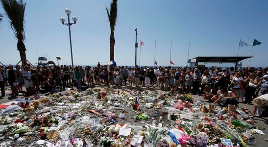 Sute de oameni au format un lanţ uman şi au mutat florile de pe Promenade des Anglais, din Nisa
