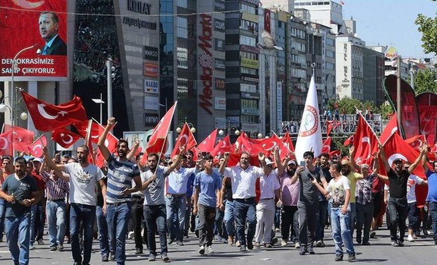 Aproximativ 1.000 de manifestanţi proguvernamentali cer la Istanbul ca puciştilor să li se aplice "pedeapsa cu moartea"