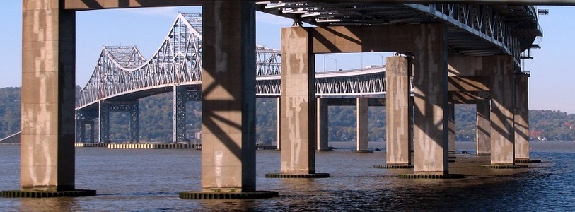 O macara s-a prăbuşit pe un pod de peste fluviul Hudson, la nord de New York