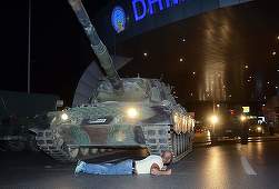 Militarii care au luat parte la tentativa de lovitură de stat din Turcia au primit ordinul de a trage în mulţime
