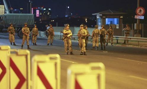 Un militar suspectat că a participat la atacul asupra hotelului în care se afla Erdogan în timpul tentativei de lovitură de stat, arestat