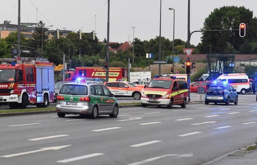 Autorităţile germane au cerut ajutor poliţiştilor austrieci după atac; Cehia sporeşte securitatea la graniţa cu Germania